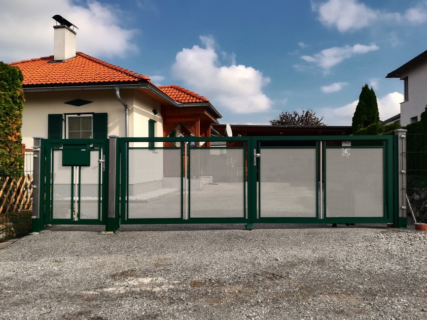 Familie Lubenka aus Finkenstein, Drehtor und Gehtüre aus Alu