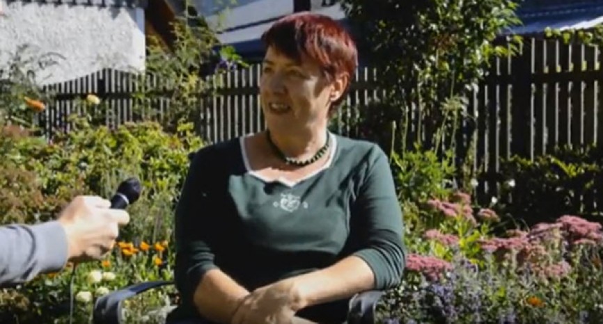 Frau Kleewein aus Krungl, Alubalkon