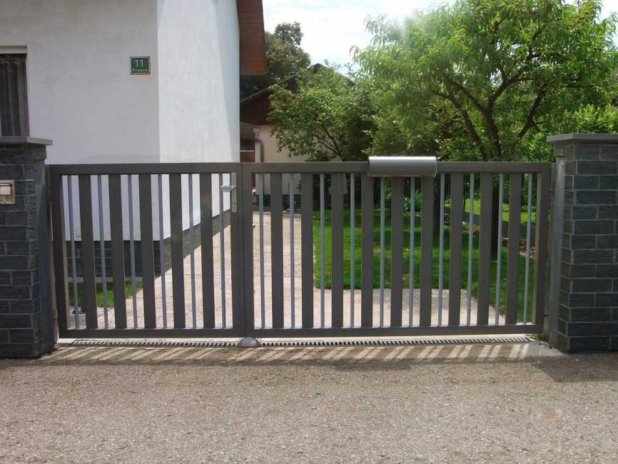 Frau Reifgraber aus Feldkirchen b. Graz, Zaunanlage und Drehtor